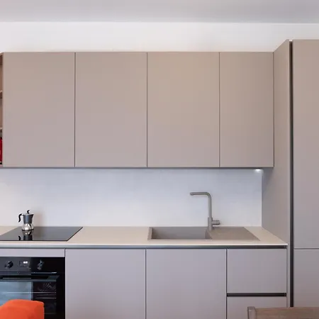 Elegant One Bedroom Bocconi Апартаменты *